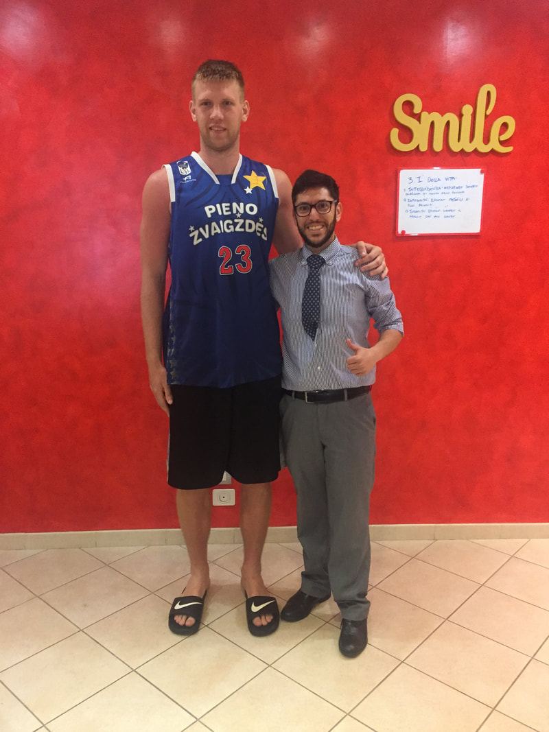 Il Dott. Errico con un atleta professionista di basket