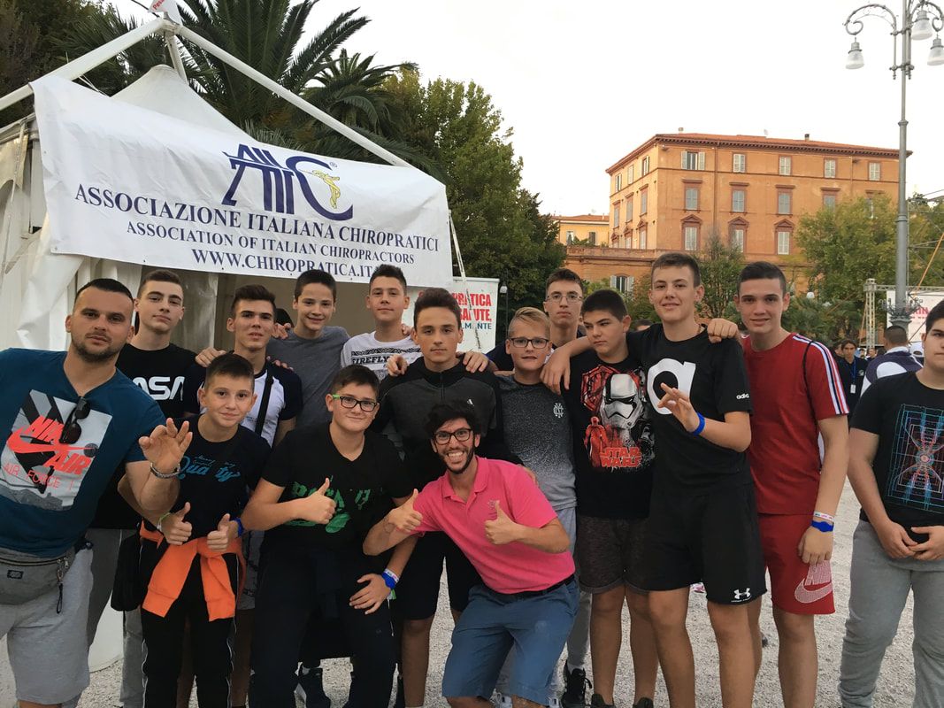 Screening posturali A.I.C. con ragazzi durante un evento pubblico